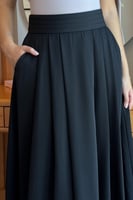 تنورة ميدي كلوش لون اسود