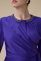 فستان بنفسجي طويل بقصة لف أنيقة