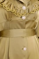 فستان كلاسيكي مزين بأزارير من اللؤلؤ لون اخضر