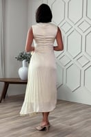 فستان بكسرات مزين بأبلكية ورد لون بيج