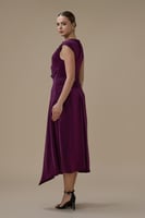 فستان ميدي عنابي بتفاصيل مطرزة