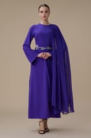 فستان طويل بنفسجي مع شال جانبي