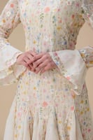 فستان بيج قصير مزهر بأكمام طويلة وكشكش