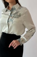 قميص بأزارير بطبعة اشجار لون بيج