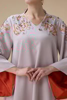 جلابية طويلة بتطريز فاخر وأكمام كلوش مبطنة