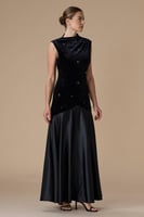 فستان أسود طويل بدون أكمام