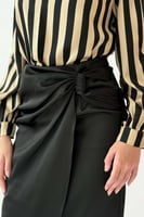 تنورة ساتان ميدي بزم من الجنب لون اسود