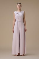 جمبسوت وردي بتصميم ناعم وتفاصيل كريستالية