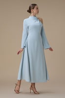 فستان أزرق فاتح طويل بتصميم كتف واحد وقصة انسيابية