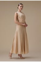 فستان طويل بيج مع كسرات جانبية