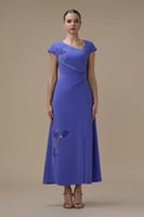 فستان ميدي بنفسجي مطرز بقصة ملفوفة وفتحة أمامية