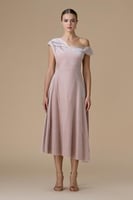 فستان وردي ميدي بكتف مكشوف