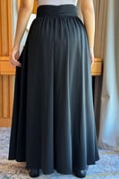 تنورة طويلة بخصر عالي لون اسود