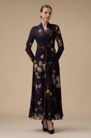 فستان طويل بني بقصة ملتفة وأكمام طويلة