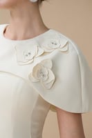 فستان سكري طويل بتفاصيل ورود بارزة