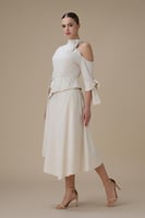 طقم بيج ميدي بتصميم كتف واحد وحزام مطرز باللؤلؤ