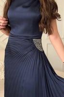 فستان ساتان ميدي بكسرات لون كحلي