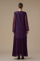 فستان طويل بنفسجي من الدانتيل المطرز