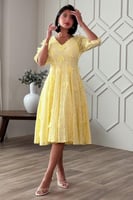 فستان ميدي دانتيل لون أصفر