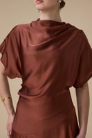 فستان بني ميدي بقصة انسيابية وأكمام واسعة