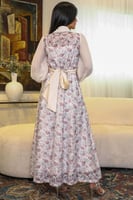 فستان ماكسي دانتيل بحزام مزين بكرستال وريش لون بيج