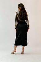 تنورة ساتان ميدي بزم من الجنب لون اسود