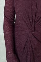 فستان عنابي طويل بقصة ملتفة