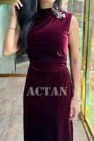 فستان مخملي بقصة ضيقة مزين ببروش لون عنابي