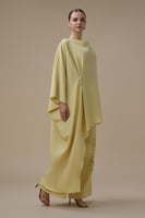 طقم بنطلون اصفر بقصة انسيابية واسعة مع تطريز فاخر