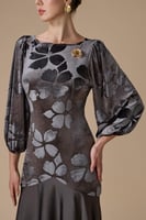 فستان رمادي طويل بنقوش زهرية