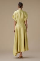 فستان أصفر ميدي بقصة انسيابية وأكمام واسعة