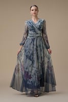 فستان ازرق طويل بقصة ملتفة مع أكمام شفافة