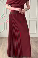 فستان ماكسي بكسرات جانبية لون عنابي