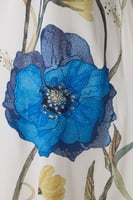 جلابية طويلة بتطريز زهور زرقاء وياقة عالية