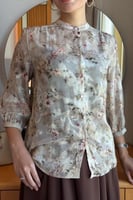 بلوزة شيفون بطبعات ورود لون بيج