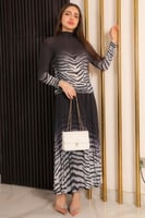 طقم ربيعي قطعتين تنورة وبلوزة بنقش نمري