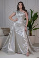 فستان ماكسي درابيه بكتف واحد وذيل لون فضي