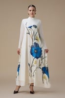 جلابية طويلة بتطريز زهور زرقاء وياقة عالية