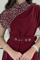 فستان عنابي سهرة غير متماثل الطول