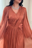 فستان قطعتين بثنيات ورداء لون برتقالي