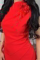 فستان ماكسي ضيق مزين ببروش ورد لون احمر