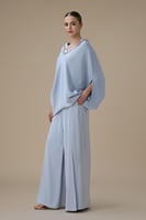 طقم بنطلون أزرق بتفاصيل كريستالية وقصة انسيابية