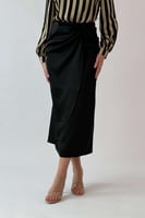 تنورة ساتان ميدي بزم من الجنب لون اسود