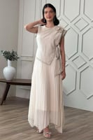 فستان بكسرات ورباط علي الخصر لون بيج