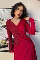 فستان احمر طويل بأكمام طويلة