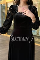 فستان مخملي بأكمام جوبير مزين بالكريستال لون اسود