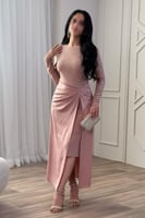 فستان بلمعة مزموم من الخصر بفتحة