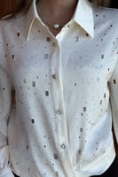 قميص مخرم مزين بالفصوص لون سكري