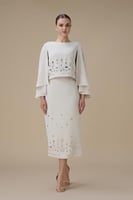 طقم تنورة سكري بتصميم كاب وتطريز كريستالي