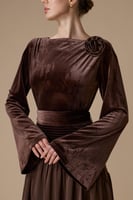 فستان بني طويل بأكمام طويلة